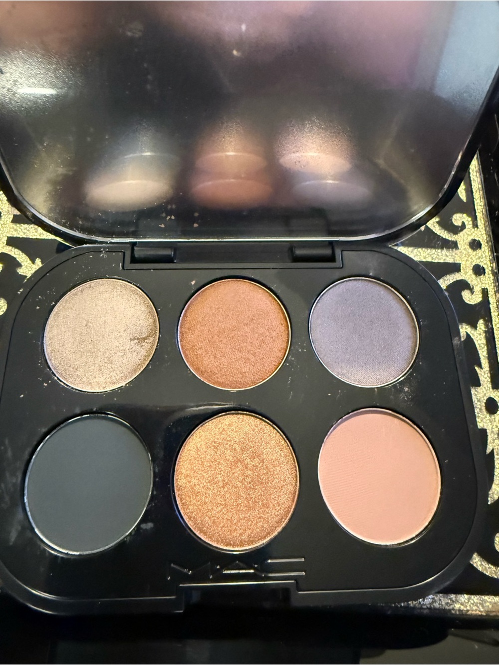 Eye shadow palette